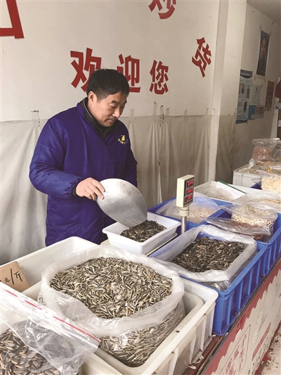 生意不错,张传祥便将炒货摊扎根在这.