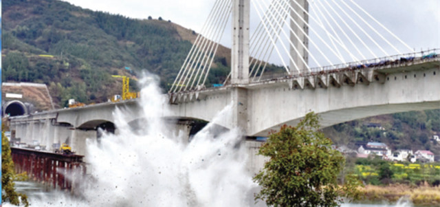 怀邵衡铁路安江沅水特大桥实施围堰爆破