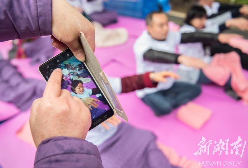 经常失眠睡不好?30分钟集体催眠他们真的睡着了