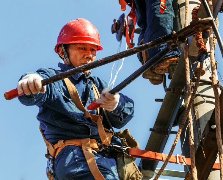 高空作業的電力工人