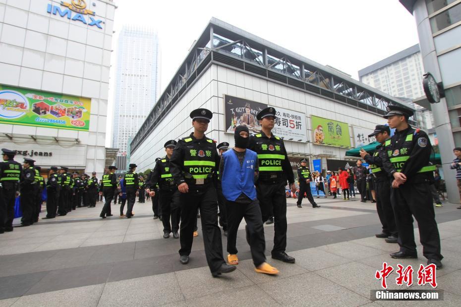 直击南宁反扒斩手行动20名扒手集中指认犯罪现场