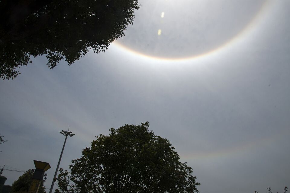 县上空出现美丽壮观的天文现象,太阳周围产生巨大而又明显的彩色光晕
