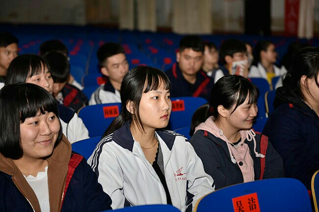 沅陵一中学生正在认真地倾听征兵政策.