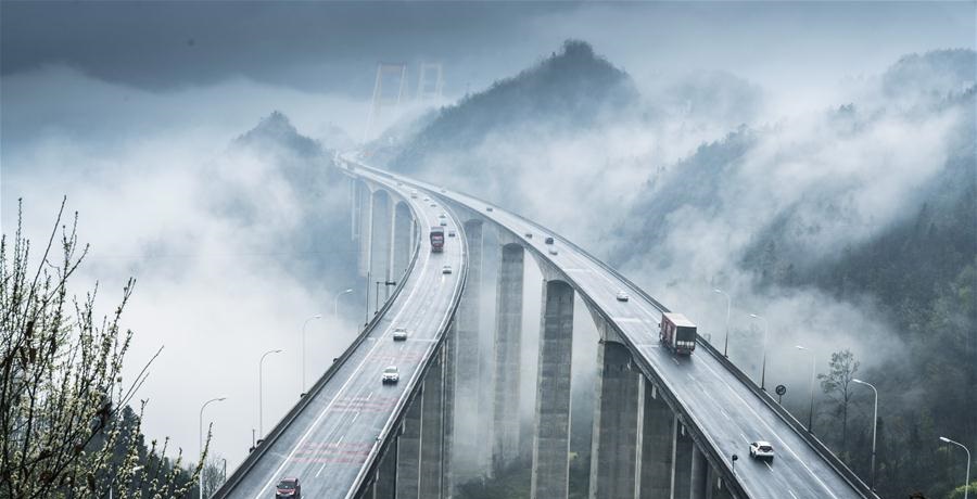 航拍沪渝高速泗渡河大桥云山雾罩宛如仙境