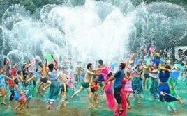 泰国泼水节狂欢活动开启 要求乘客穿着不能太“清凉”