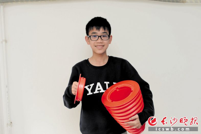 宁子岳发明的“多功能沙滩物品储存器”申请了国际发明专利。长沙晚报记者 小李卓 摄