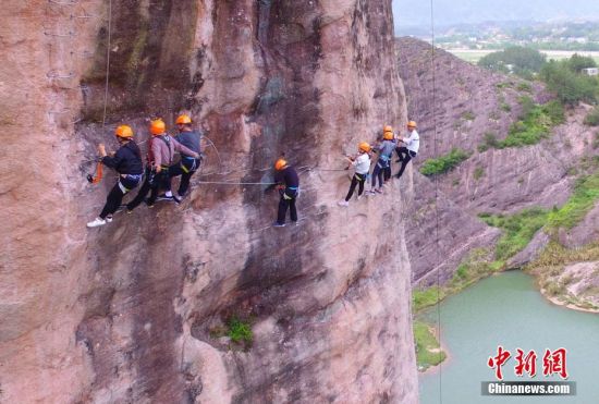 平江开通悬崖“飞拉达” 游人感受高空刺激