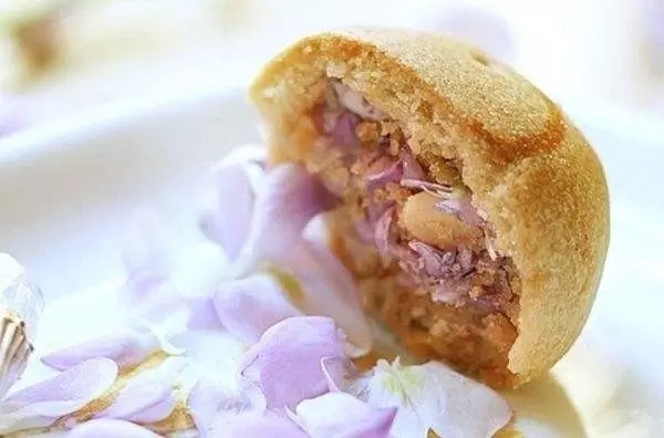 而说到吃紫藤花,小时候在北京吃过的藤萝饼