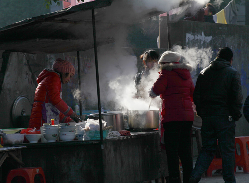 早点摊——冬季清晨,醴陵县城早点开张,热气腾空而起.