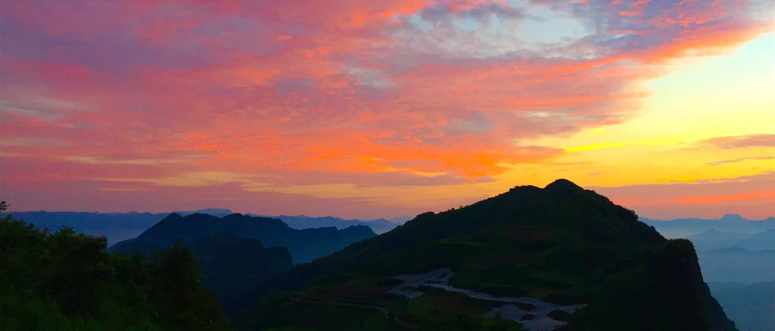 日出东山红满天