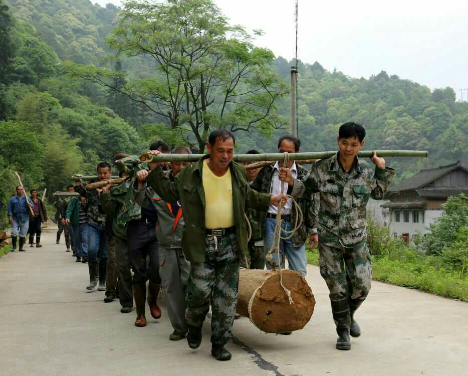 众人抬柱建鼓楼