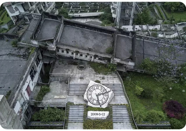 那天下午我在图书馆开电脑,突然间感觉有人很用力的推了几次我