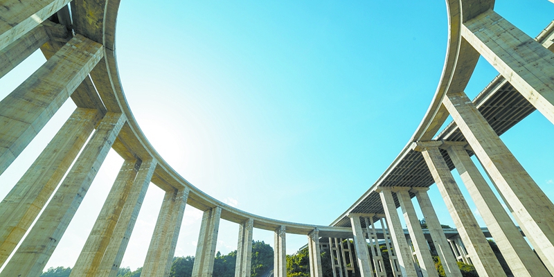 永吉高速石家寨互通立交桥：蓝天下的美丽曲线