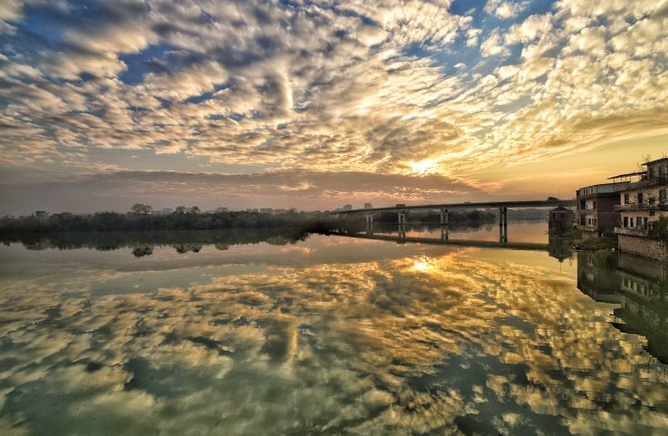 晚霞后的道州潇水河,绚烂多彩.  蒋克青 摄
