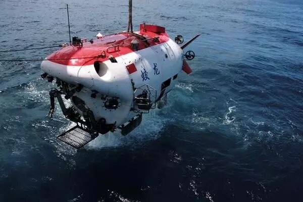 中国大洋38航次第三航段现场总指挥邬长斌介绍,"蛟龙"号载人潜水器