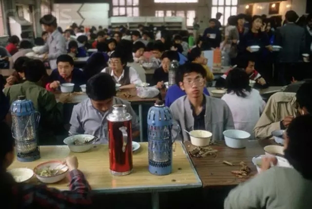 单位食堂吃饭都是人手一个海碗,洋瓷缸就去了,大锅饭,长条凳,大家