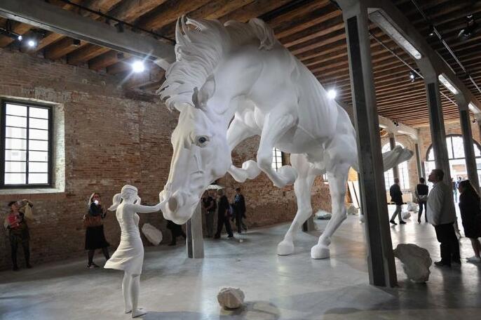 腾空而起的巨型白马雕塑