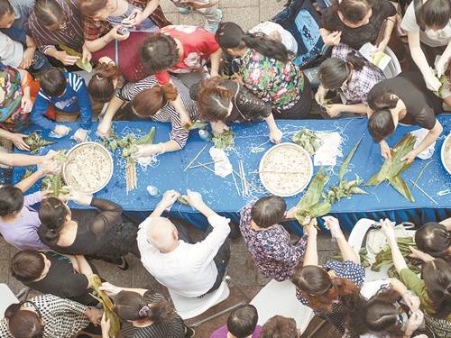 长沙社区居民参加包粽子子比赛