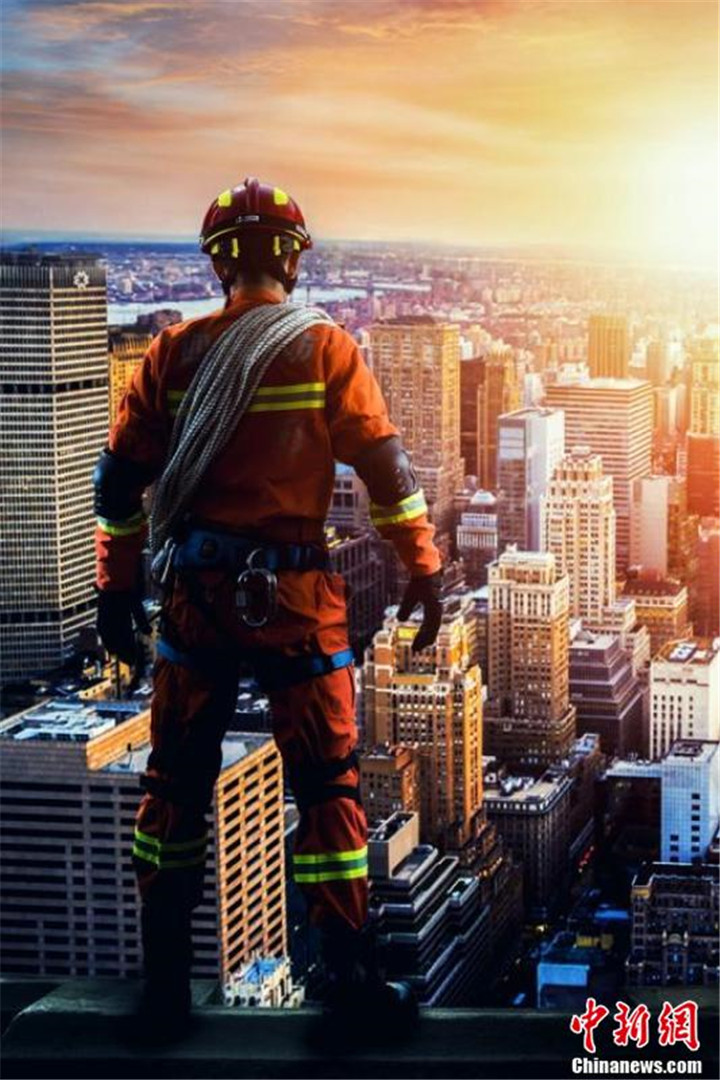 化工救援场景中正在事故现场处置的消防员.