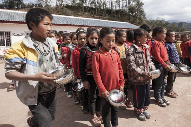 大山里孩子们的午饭 一个菜饭量惊人 - 世相 - 新湖南