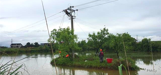防汛|突降暴雨，电力员工涉水抢修电力设备