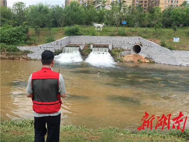 它不仅从更高的角度来巡查河道,还在一个排水口取走了一瓶水,作为环保