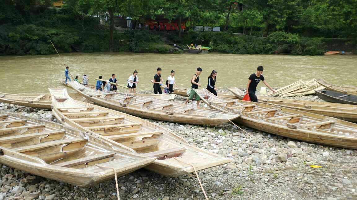 大雨过后河水涨 老司城用漂流小木船为民摆渡