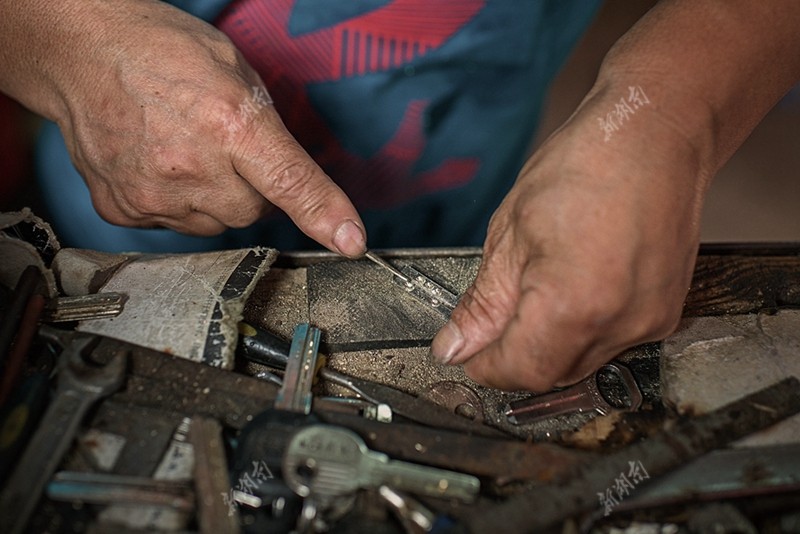 2016年7月3日,"矮哥"正给顾客配钥匙.