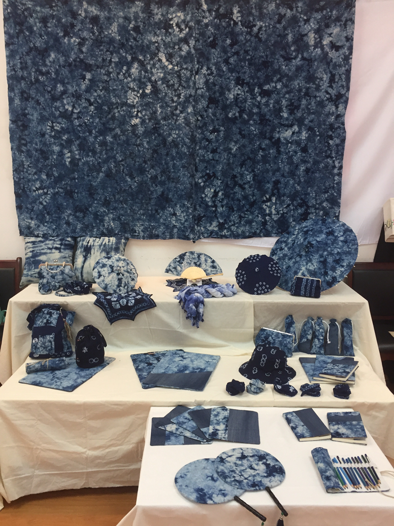 此次作品展集中体现了七种不同的云南特色工艺,包括刺绣工艺,彩色扎染