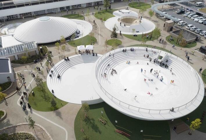 日本天理市火车站旁的广场被设计成大小飞碟组成的乐园