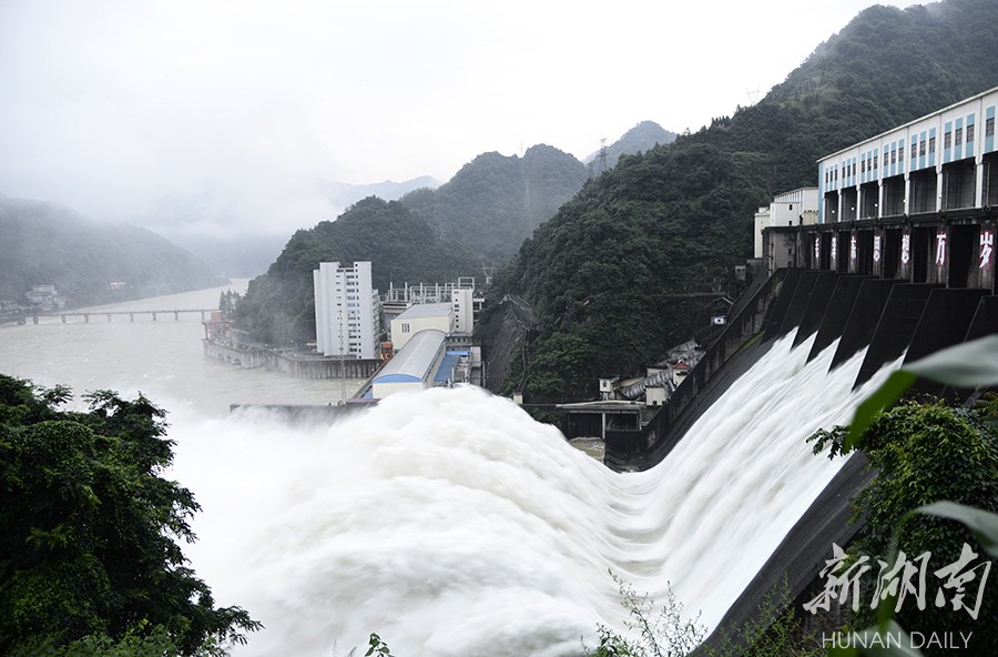 柘溪水电厂开闸泄洪