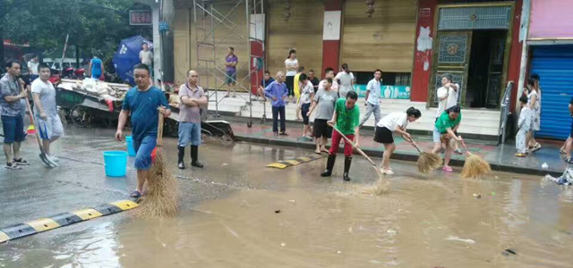 辰溪2500多名干部群众“追”着洪水扫县城