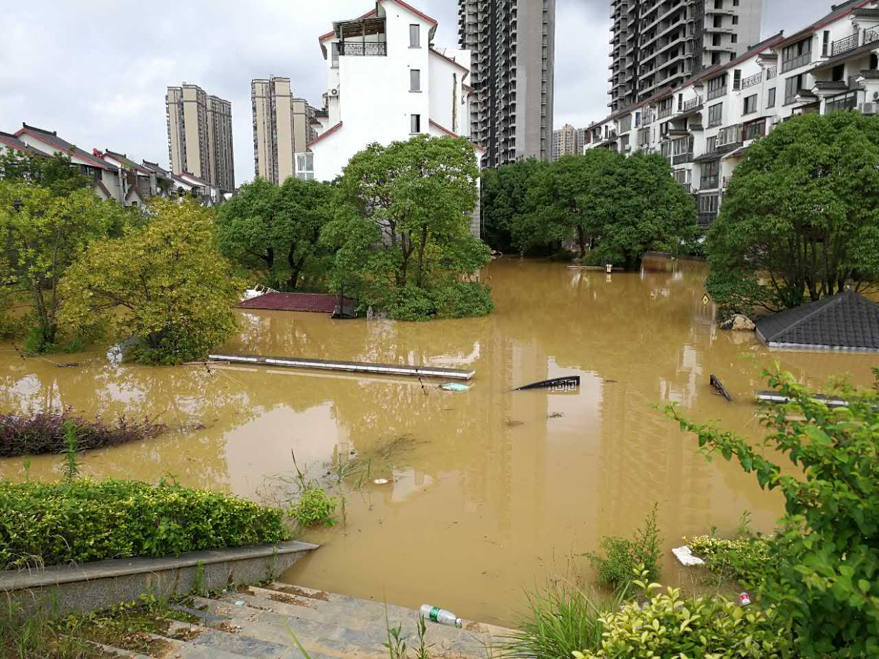 现场：岳麓区汀湘十里小区变泽国，志愿者自发划艇救援