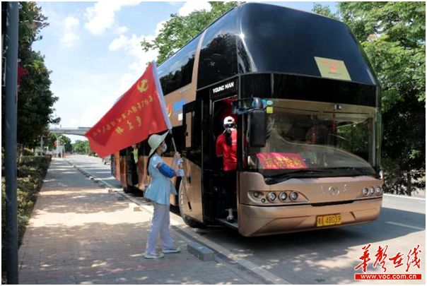 百余名长沙导游志愿者上橘子洲清淤助重建