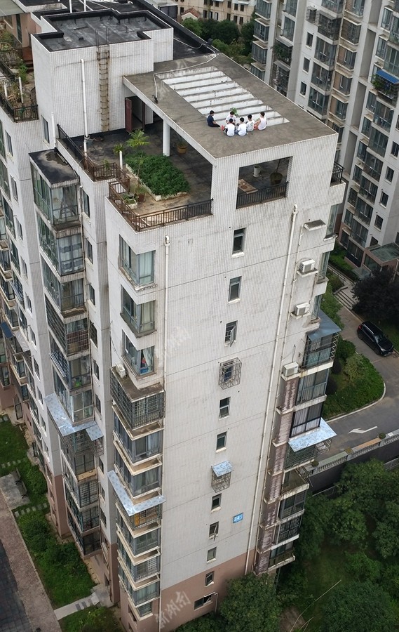 图片说事:孩子,楼顶"玩耍"太危险!-新湖南