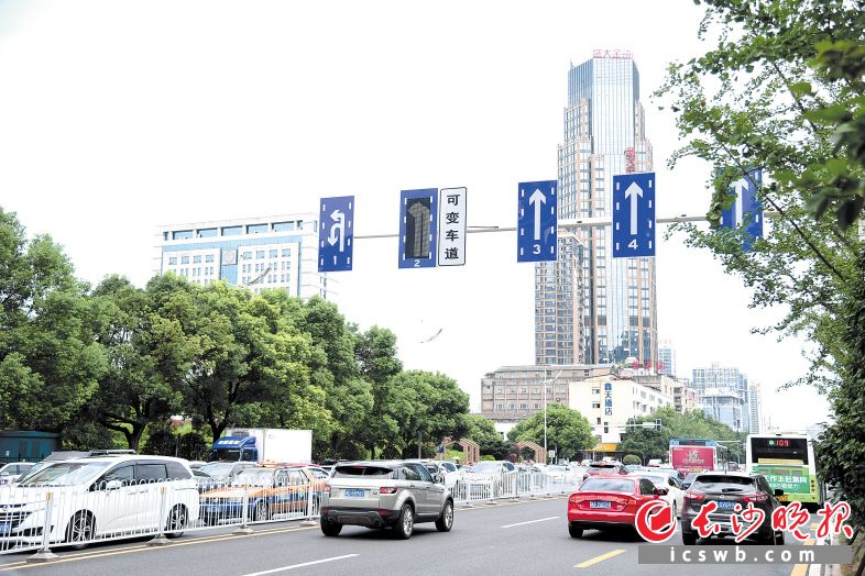 湖南在線 三湘萬象 > 正文長沙城區新增6條可變車道 昨日,芙蓉路