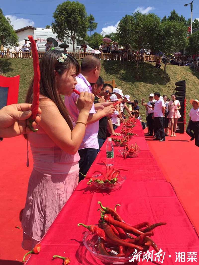 趣味活动:吃辣椒比赛最后,伴随着省国土厅离退休干部第八党支部的女