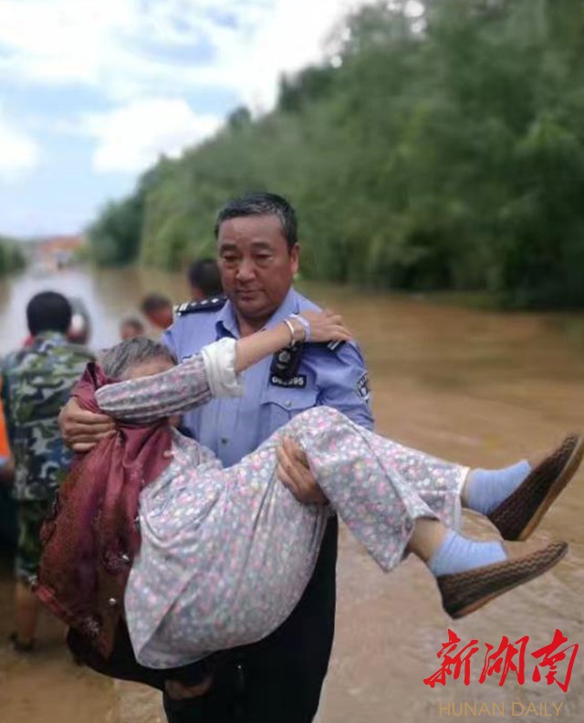 暖心!为55岁老交警在洪水中的"公主抱"点赞