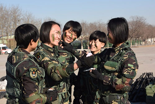 特战玫瑰走进女特种兵部队