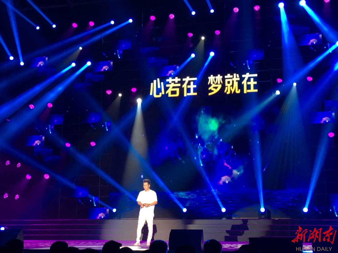 【演唱】中央電視臺星光大道年度冠軍楊帆帶來歌曲《燭光裡的媽媽》.