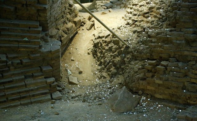 雷峰塔遗址刚清理完 又被游客扔成钱山