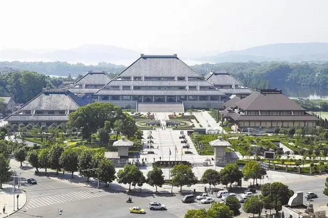 簡介:湖北省博物館籌建於1953年,佔地面積123畝,是國家一級博物