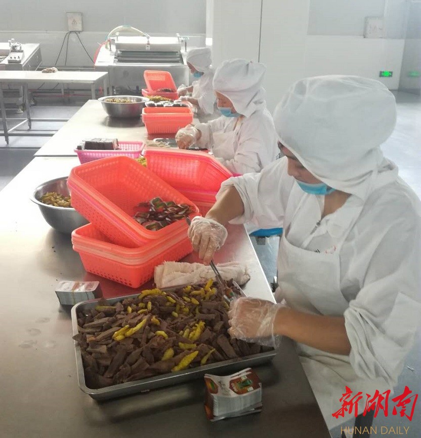 (女工们正在对已经制成成品的熟食牛肉进行小袋分装)