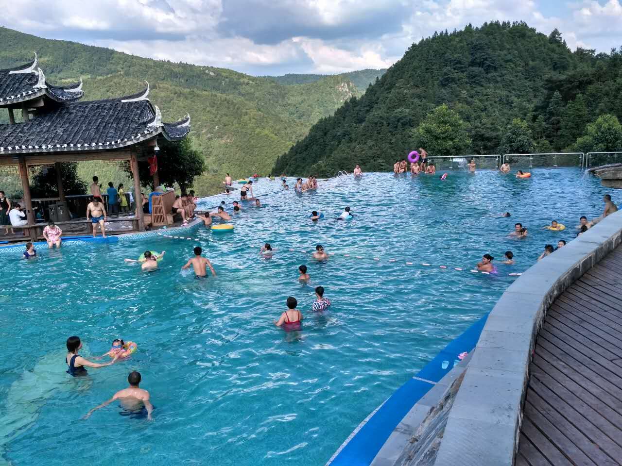 仙池“扑通” 云端“夜浴” 避暑游火爆穿岩山