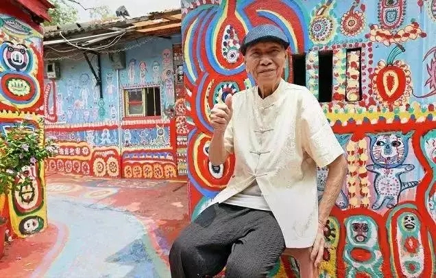 94岁空巢老人用油漆2920天绘出了一个彩虹村