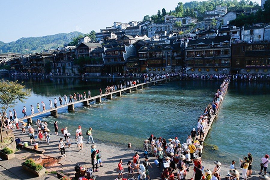 凤凰古城游客旺 沱江戏水送清凉