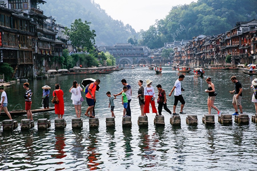 凤凰古城游客旺 沱江戏水送清凉
