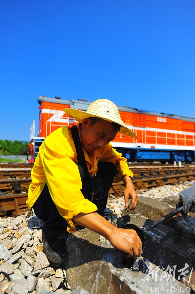 《高温下的坚守》—铁路巡道工