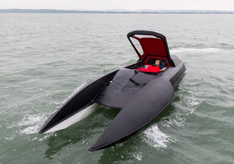 阿尔法·半人马座游艇简直就是一辆水中的喷气式飞机
