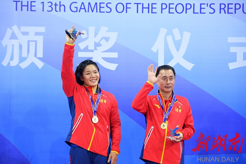 9月6日,周倩(左)和教练毛利民(右)在领奖台.